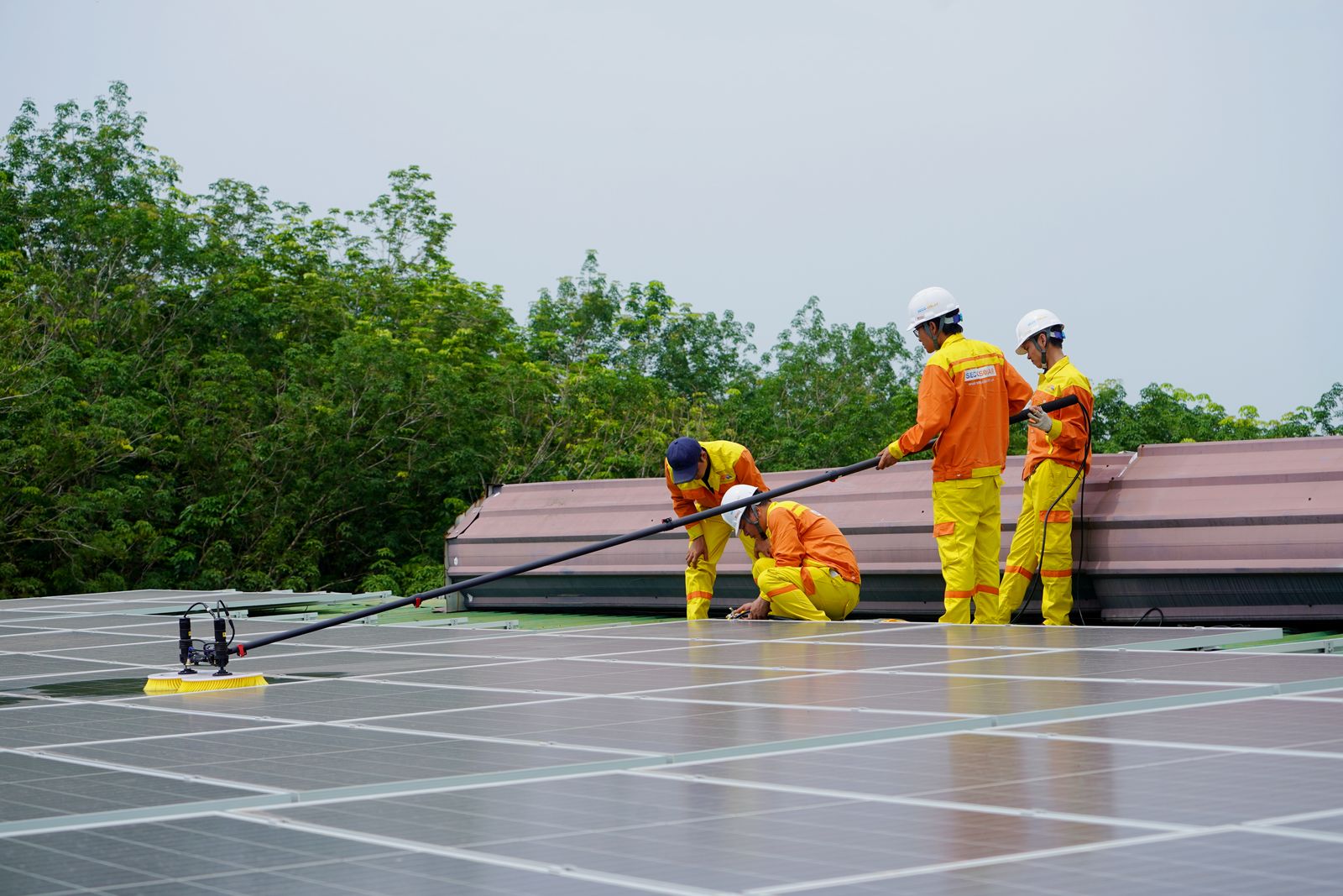 Solar panel temizliğinde profesyonel ekipman kullanımı