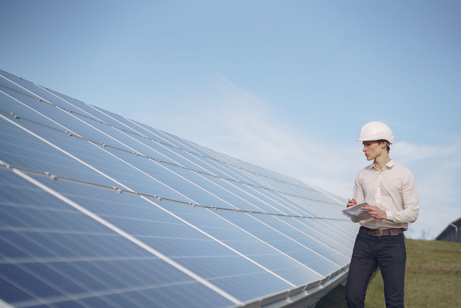Solar paneller arasında çalışan profesyonel saha ekibi