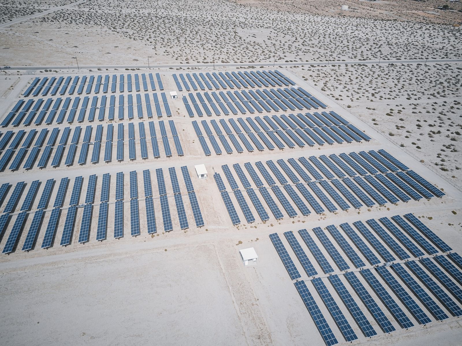 Geniş güneş enerji santrali panel dizileri