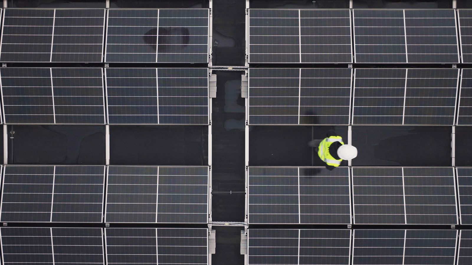 Çatı solar panel sahasında drone ile kontrol
